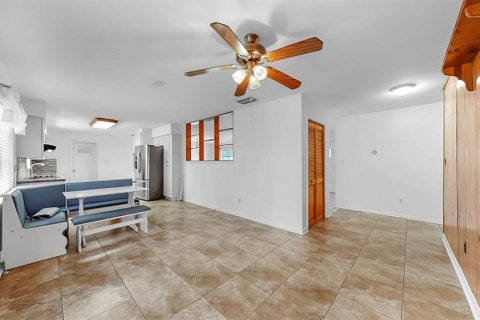 House in Dunedin, Florida 4 bedrooms, 215.81 sq.m. № 1909003 - photo 15