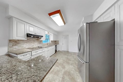 House in Dunedin, Florida 4 bedrooms, 215.81 sq.m. № 1909003 - photo 10