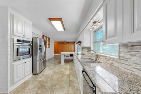 House in Dunedin, Florida 4 bedrooms, 215.81 sq.m. № 1909003 - photo 12