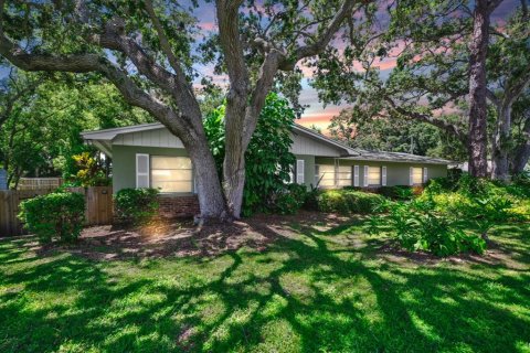 House in Dunedin, Florida 4 bedrooms, 215.81 sq.m. № 1909003 - photo 1