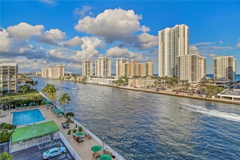 Copropriété à vendre à Hallandale Beach, Floride: 2 chambres, 132.85 m2 № 1976973 - photo 3