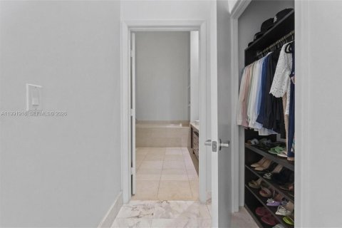 Condo in Miami, Florida, 2 bedrooms № 2255632 - photo 17
