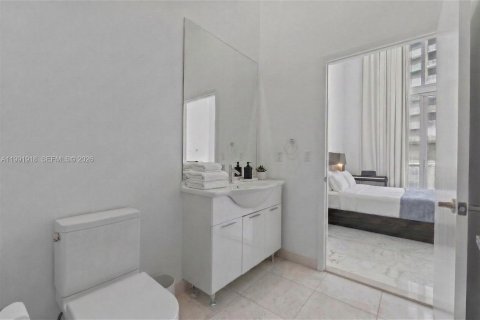 Condo in Miami, Florida, 2 bedrooms № 2255632 - photo 23
