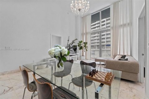 Condo in Miami, Florida, 2 bedrooms № 2255632 - photo 9