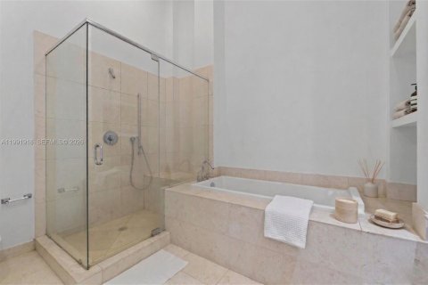 Condo in Miami, Florida, 2 bedrooms № 2255632 - photo 19