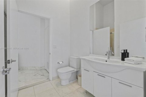 Condo in Miami, Florida, 2 bedrooms № 2255632 - photo 25