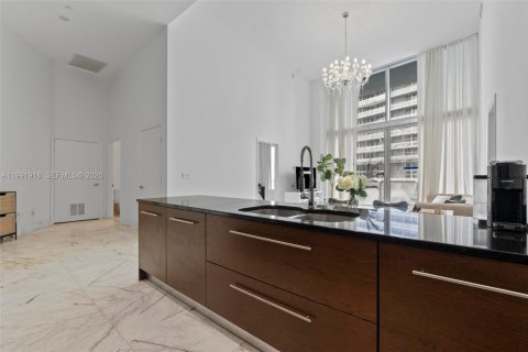 Condo in Miami, Florida, 2 bedrooms № 2255632 - photo 6