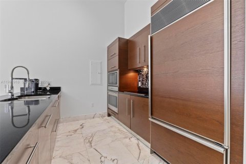 Condo in Miami, Florida, 2 bedrooms № 2255632 - photo 2