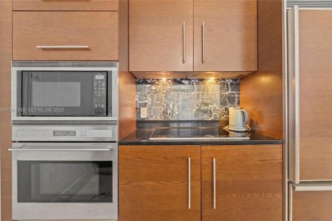 Condo in Miami, Florida, 2 bedrooms № 2255632 - photo 3