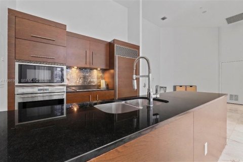 Condo in Miami, Florida, 2 bedrooms № 2255632 - photo 5