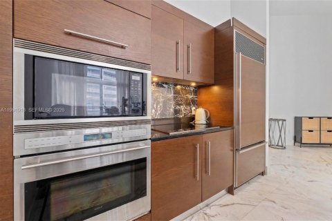 Condo in Miami, Florida, 2 bedrooms № 2255632 - photo 4