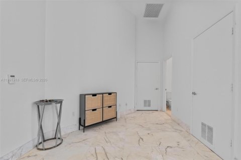 Condo in Miami, Florida, 2 bedrooms № 2255632 - photo 21