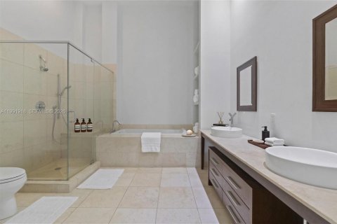Condo in Miami, Florida, 2 bedrooms № 2255632 - photo 18