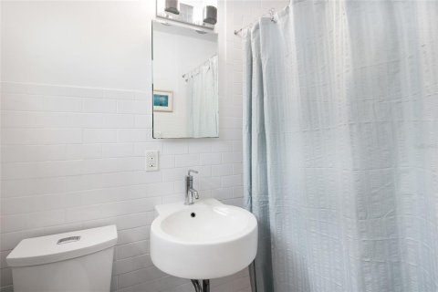 House in Sarasota, Florida 3 bedrooms, 159.23 sq.m. № 2280175 - photo 23