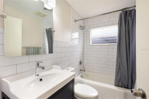House in Sarasota, Florida 3 bedrooms, 159.23 sq.m. № 2280175 - photo 26