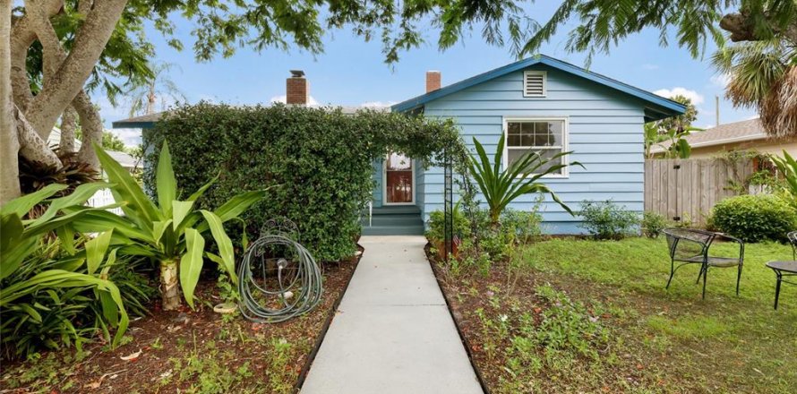 House in Sarasota, Florida 3 bedrooms, 159.23 sq.m. № 2280175