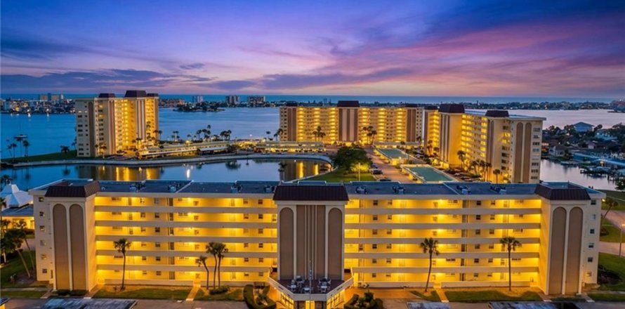 Condominio en Saint Petersburg, Florida, 2 dormitorios № 2148488