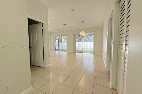 House in Cooper City, Florida 3 bedrooms, 141.03 sq.m. № 1948166 - photo 4