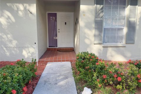 House in Cooper City, Florida 3 bedrooms, 141.03 sq.m. № 1948166 - photo 2