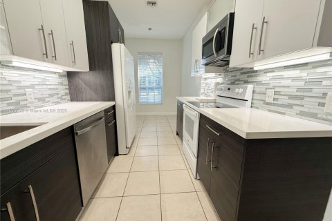 House in Cooper City, Florida 3 bedrooms, 141.03 sq.m. № 1948166 - photo 9