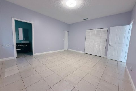 House in Cooper City, Florida 3 bedrooms, 141.03 sq.m. № 1948166 - photo 17