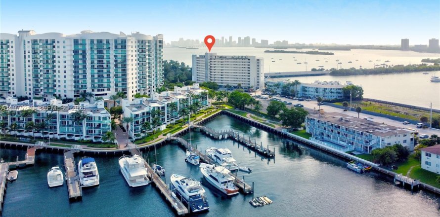 Condo à North Bay Village, Floride, 4 chambres  № 2036209