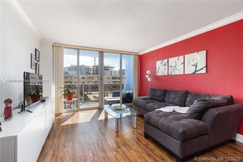 Condo in Miami Beach, Florida, 1 bedroom  № 1880096 - photo 1