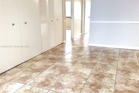 Condo in Miami, Florida, 3 bedrooms  № 2069526 - photo 3