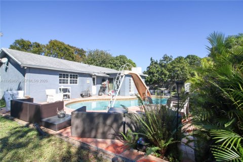 Villa ou maison à vendre à Pembroke Pines, Floride: 3 chambres, 126.72 m2 № 2021945 - photo 23