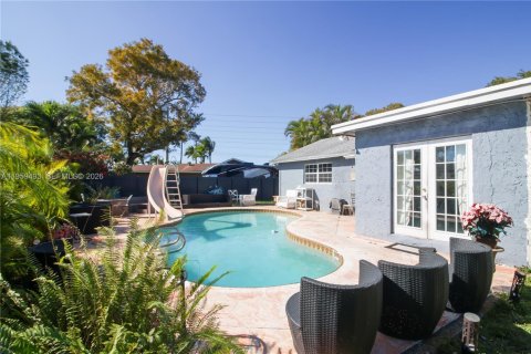 Villa ou maison à vendre à Pembroke Pines, Floride: 3 chambres, 126.72 m2 № 2021945 - photo 3