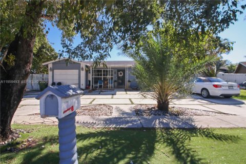 Villa ou maison à vendre à Pembroke Pines, Floride: 3 chambres, 126.72 m2 № 2021945 - photo 26