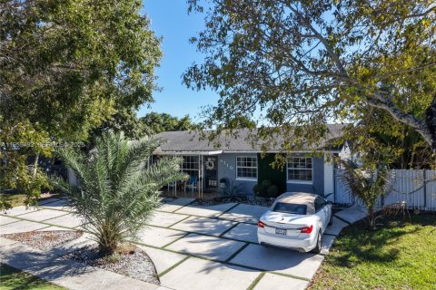 Villa ou maison à vendre à Pembroke Pines, Floride: 3 chambres, 126.72 m2 № 2021945 - photo 2
