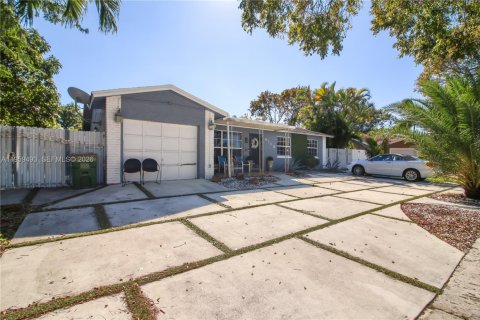 Villa ou maison à vendre à Pembroke Pines, Floride: 3 chambres, 126.72 m2 № 2021945 - photo 27