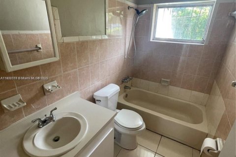 House in Miami, Florida 2 bedrooms, 183.95 sq.m. № 1953779 - photo 5