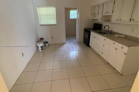 House in Miami, Florida 2 bedrooms, 183.95 sq.m. № 1953779 - photo 8