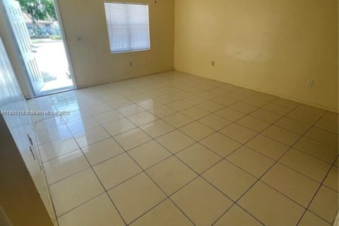 House in Miami, Florida 2 bedrooms, 183.95 sq.m. № 1953779 - photo 7