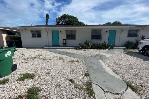 House in Miami, Florida 2 bedrooms, 183.95 sq.m. № 1953779 - photo 1