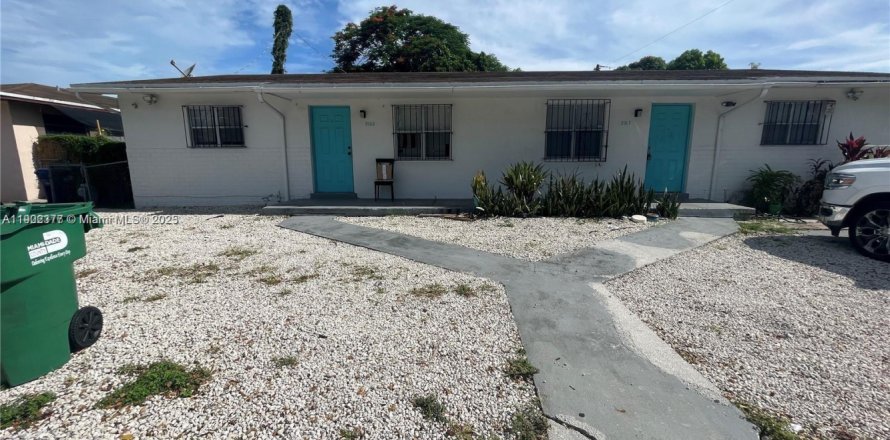 House in Miami, Florida 2 bedrooms, 183.95 sq.m. № 1953779