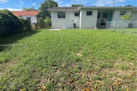 House in Miami, Florida 2 bedrooms, 183.95 sq.m. № 1953779 - photo 2