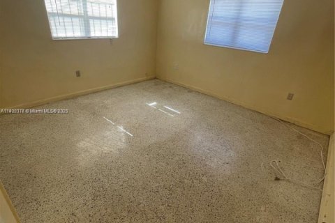 House in Miami, Florida 2 bedrooms, 183.95 sq.m. № 1953779 - photo 4