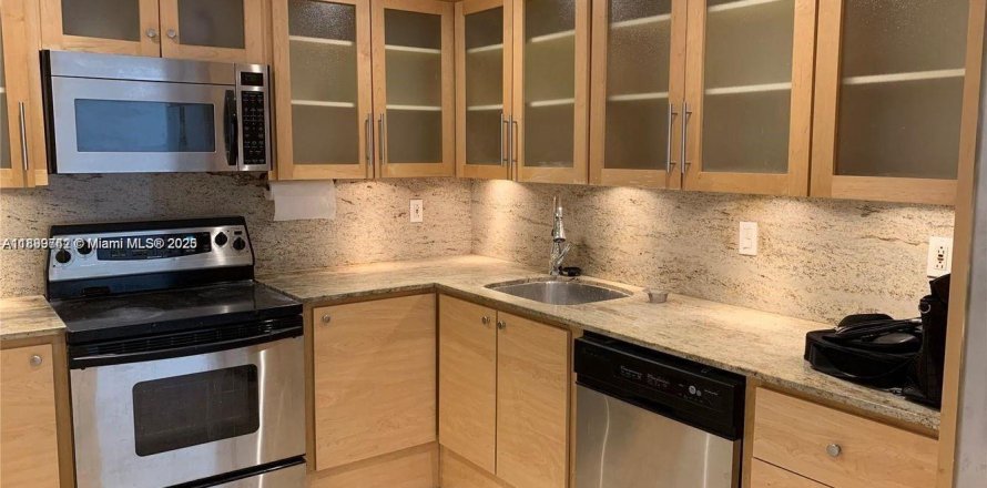 Кондоминиум с 2 спальнями в Майами, Флорида № 1951302