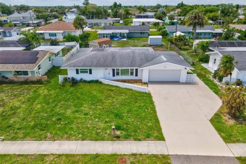 House in Port Charlotte, Florida 2 bedrooms, 149.2 sq.m. № 2116689