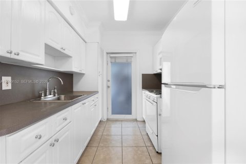 Condo in Miami Beach, Florida, 1 bedroom  № 2395016 - photo 2