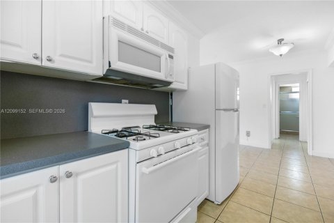 Condo in Miami Beach, Florida, 1 bedroom  № 2395016 - photo 17