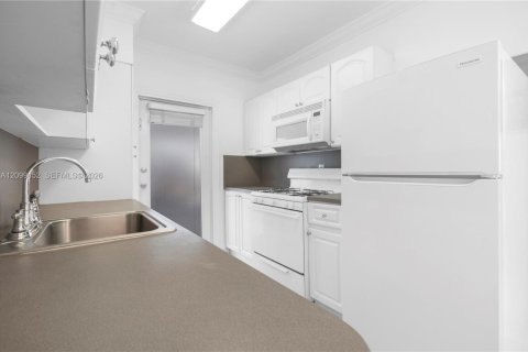 Condo in Miami Beach, Florida, 1 bedroom  № 2395016 - photo 11