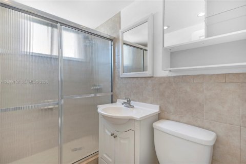 Condo in Miami Beach, Florida, 1 bedroom  № 2395016 - photo 16