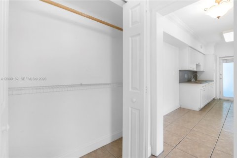 Condo in Miami Beach, Florida, 1 bedroom  № 2395016 - photo 15