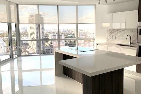 Condominio en Miami, Florida, 1 dormitorio  № 2074814