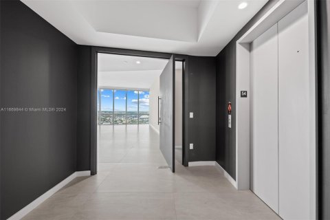 Condominio en venta en Miami, Florida, 4 dormitorios, 307.69 m2 № 2035457 - foto 16