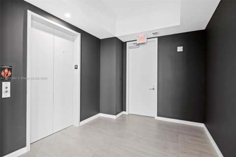 Condominio en venta en Miami, Florida, 4 dormitorios, 307.69 m2 № 2035457 - foto 23